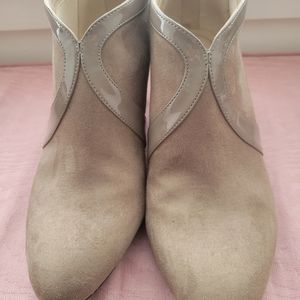 Adorable Lifestride Soft system Taupe/Griege booties.